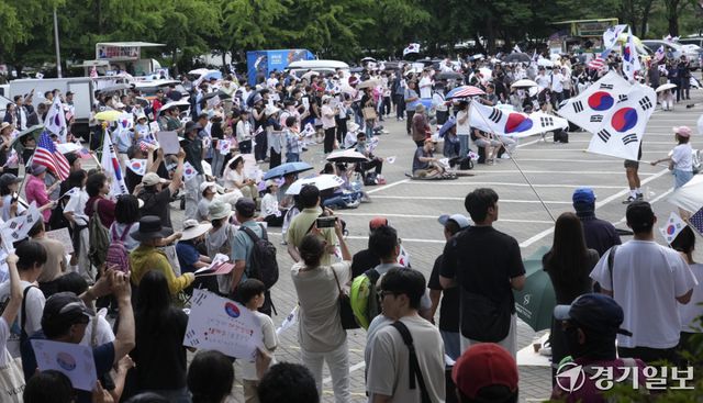제9회 전국동시지방선거 투표용지 부족 사태에 반발한 시민들이 14일 서울시 송파구 올림픽공원 핸드볼경기장 일대에 모여 애국가를 부르거나, '부정선거, 재선거, 당일투표, 수개표' 요구하는 구호를 외치고 있다. 홍기웅기자
