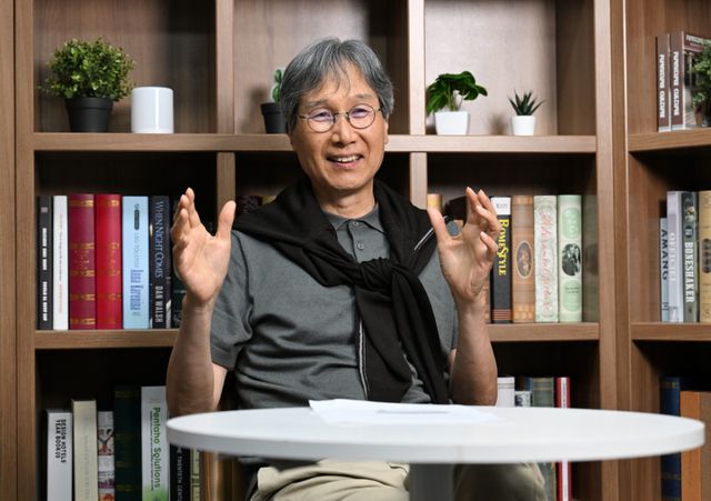 10일 경기일보 수원 본사를 찾은 전 한국 축구 국가대표 최순호가 본지와의 인터뷰에 임하고 있다. 김시범기자