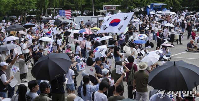 제9회 전국동시지방선거 투표용지 부족 사태에 반발한 시민들이 14일 서울시 송파구 올림픽공원 핸드볼경기장 일대에 모여 애국가를 부르거나, '부정선거, 재선거, 당일투표, 수개표' 요구하는 구호를 외치고 있다. 홍기웅기자