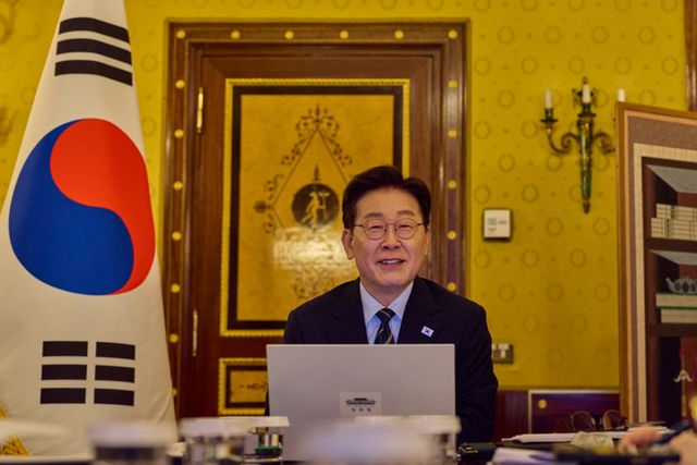 이재명 대통령, 유럽순방 중 화상 수석보좌관회의 주재 (로마=연합뉴스) 한상균 기자 = 이탈리아를 국빈방문 중인 이재명 대통령이 14일(현지시간) 로마의 한 호텔에서 화상으로 수석보좌관회의를 하고 있다. 2026.6.14 [공동취재 제공. 재판매 및 DB 금지] xyz@yna.co.kr (끝)