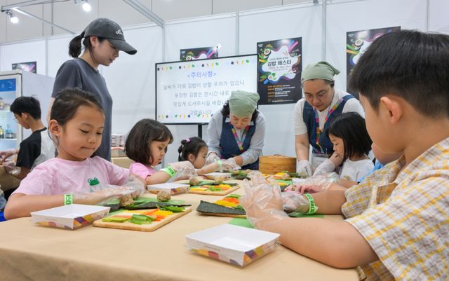 14일 오전 수원컨벤션센터에서 열린 ‘2026 제3회 경기미 김밥페스타’를 찾은 어린이들이 김밥 만들기 체험을 하고 있다.