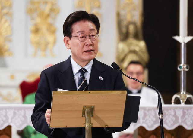 이재명 대통령이 14일(현지시간) 이탈리아 로마 성 바오로 대성전에서 열린 '평화와 연대를 위한 특별 미사'에서 기념연설을 하고 있다. 연합뉴스