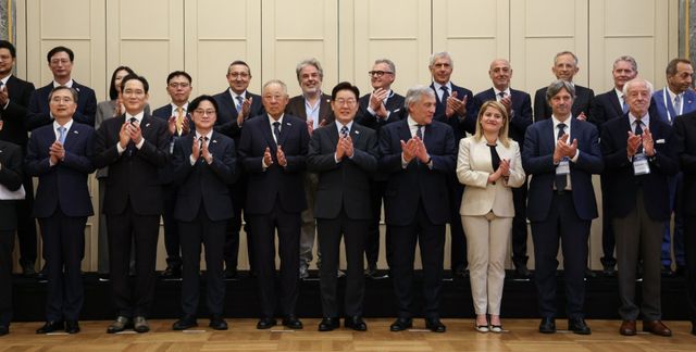 이재명 대통령이 12일(현지시간) 이탈리아 로마의 한 호텔에서 열린 비즈니스 라운드테이블에서 참석자들과 기념 촬영을 하고 있다. 연합뉴스