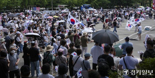 제9회 전국동시지방선거 투표용지 부족 사태에 반발한 시민들이 14일 서울시 송파구 올림픽공원 핸드볼경기장 일대에 모여 애국가를 부르거나, '부정선거, 재선거, 당일투표, 수개표' 요구하는 구호를 외치고 있다. 홍기웅기자