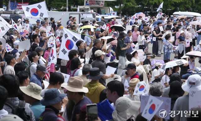 제9회 전국동시지방선거 투표용지 부족 사태에 반발한 시민들이 14일 서울시 송파구 올림픽공원 핸드볼경기장 일대에 모여 애국가를 부르거나, '부정선거, 재선거, 당일투표, 수개표' 요구하는 구호를 외치고 있다. 홍기웅기자