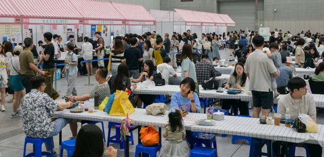 14일 오전 수원컨벤션센터에서 열린 '2026 제3회 경기미 김밥페스타'를 찾은 시민들이 구매한 김밥을 시식하고 있다.