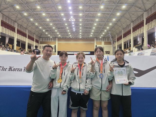 (왼쪽부터) 김은유 GH 여자레슬링팀 감독, 김진희, 조은소, 최규희, 오은혜. GH 제공