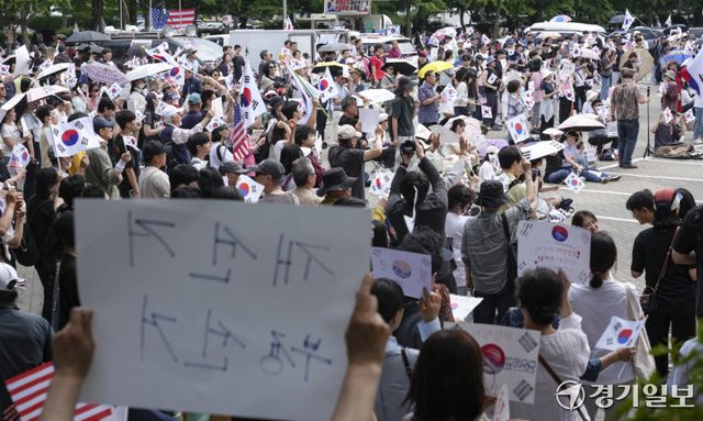 제9회 전국동시지방선거 투표용지 부족 사태에 반발한 시민들이 14일 서울시 송파구 올림픽공원 핸드볼경기장 일대에 모여 애국가를 부르거나, '부정선거, 재선거, 당일투표, 수개표' 요구하는 구호를 외치고 있다. 홍기웅기자