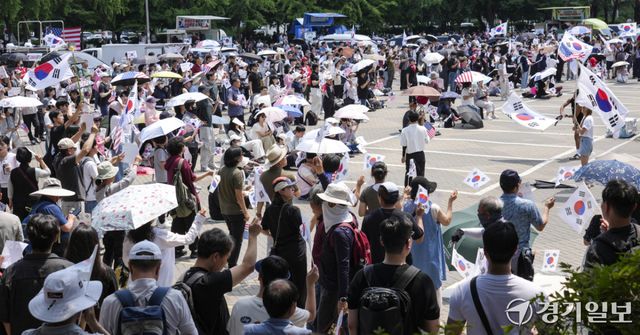제9회 전국동시지방선거 투표용지 부족 사태에 반발한 시민들이 14일 서울시 송파구 올림픽공원 핸드볼경기장 일대에 모여 애국가를 부르거나, '부정선거, 재선거, 당일투표, 수개표' 요구하는 구호를 외치고 있다. 홍기웅기자