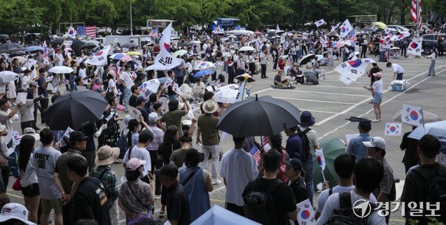 제9회 전국동시지방선거 투표용지 부족 사태에 반발한 시민들이 14일 서울시 송파구 올림픽공원 핸드볼경기장 일대에 모여 애국가를 부르거나, '부정선거, 재선거, 당일투표, 수개표' 요구하는 구호를 외치고 있다. 홍기웅기자