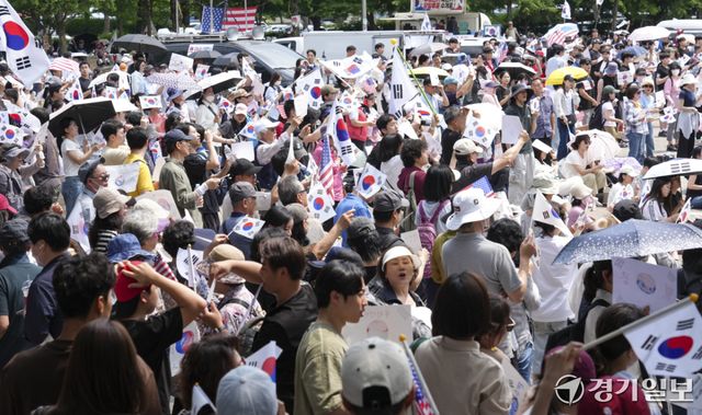 제9회 전국동시지방선거 투표용지 부족 사태에 반발한 시민들이 14일 서울시 송파구 올림픽공원 핸드볼경기장 일대에 모여 애국가를 부르거나, '부정선거, 재선거, 당일투표, 수개표' 요구하는 구호를 외치고 있다. 홍기웅기자