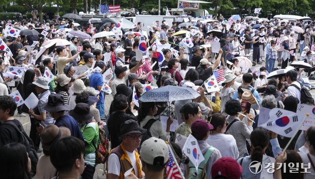 제9회 전국동시지방선거 투표용지 부족 사태에 반발한 시민들이 14일 서울시 송파구 올림픽공원 핸드볼경기장 일대에 모여 애국가를 부르거나, '부정선거, 재선거, 당일투표, 수개표' 요구하는 구호를 외치고 있다. 홍기웅기자
