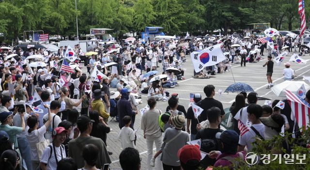 제9회 전국동시지방선거 투표용지 부족 사태에 반발한 시민들이 14일 서울시 송파구 올림픽공원 핸드볼경기장 일대에 모여 애국가를 부르거나, '부정선거, 재선거, 당일투표, 수개표' 요구하는 구호를 외치고 있다. 홍기웅기자
