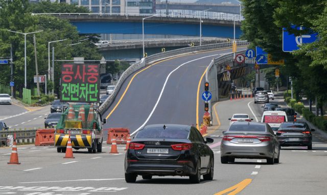 14일 오후 군포시 금정고가차도가 통제되고 있다. 시는 아날까지 긴급보수공사를 마친 뒤 통행을 재개할 계획이다. 윤원규기자