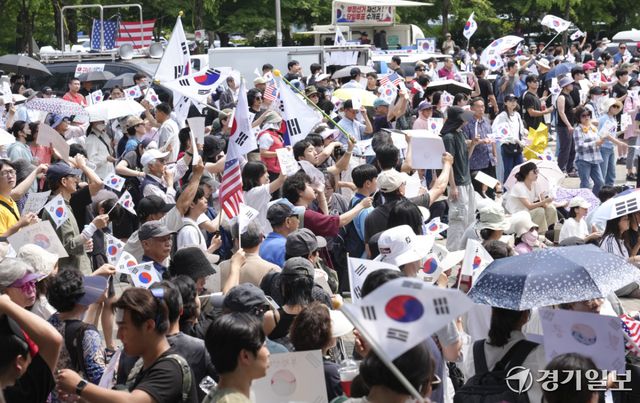 제9회 전국동시지방선거 투표용지 부족 사태에 반발한 시민들이 14일 서울시 송파구 올림픽공원 핸드볼경기장 일대에 모여 애국가를 부르거나, '부정선거, 재선거, 당일투표, 수개표' 요구하는 구호를 외치고 있다. 홍기웅기자