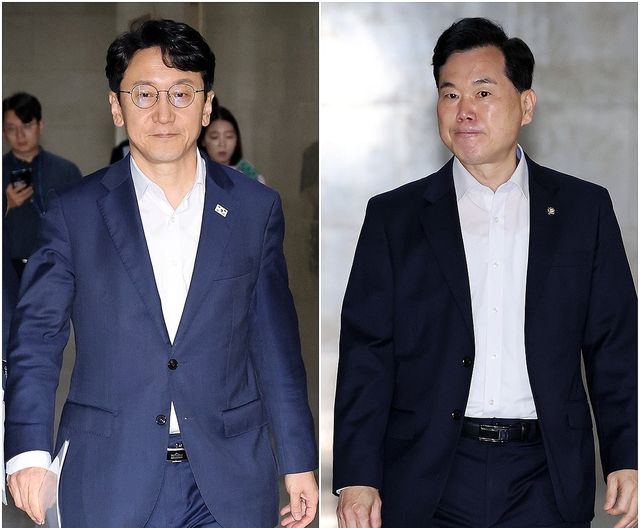 더불어민주당 천준호 원내운영수석부대표(왼쪽)와 국민의힘 원내운영수석부대표에 내정된 김승수 의원이 12일 국회 운영위원장실에서 회동하기 위해 이동하고 있다. 연합뉴스