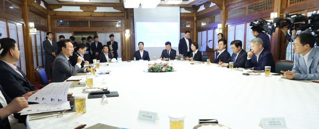 광역단체장 당선자 간담회 주재하는 김민석 국무총리. 연합뉴스 제공