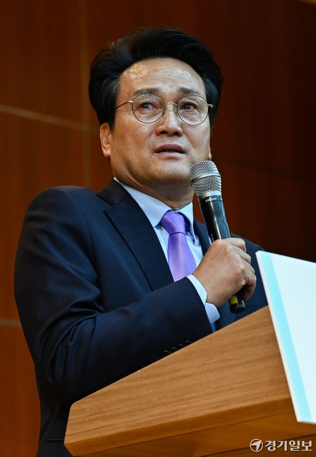 민선6기 경기도교육감직 인수위원회 출범식이 열린 15일 오전 경기아트센터에서 안민석 경기도교육감 당선인이 인사말을 하던 중 감회에 눈시울이 붉어지고 있다.