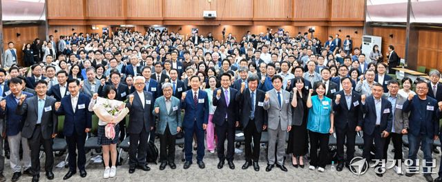 민선6기 경기도교육감직 인수위원회 출범식이 열린 15일 오전 경기아트센터에서 안민석 경기도교육감 당선인, 김상곤 인수위원장 등 참석자들이 기념촬영을 하고 있다.