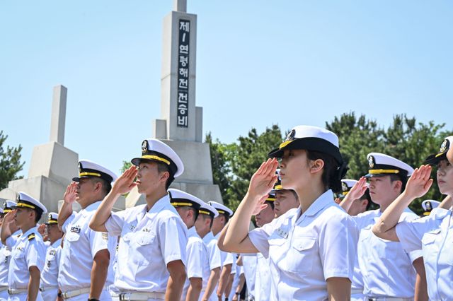 15일 해군2함대사령부가 제1연평해전 승전 27주년을 맞아 열린 기념식에서 참석 장병들이 경례를 하고 있다. 해군2함대 제공