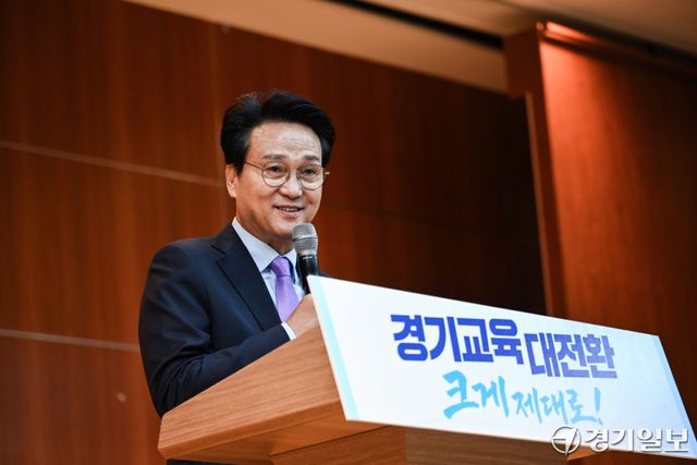 민선6기 경기도교육감직 인수위원회 출범식이 열린 15일 오전 경기아트센터에서 안민석 경기도교육감 당선인이 인사말을 하고 있다.