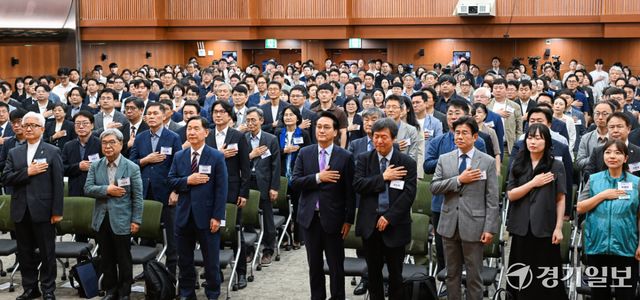 민선6기 경기도교육감직 인수위원회 출범식이 열린 15일 오전 경기아트센터에서 안민석 경기도교육감 당선인, 김상곤 인수위원장 등 참석자들이 국민의례를 하고 있다.