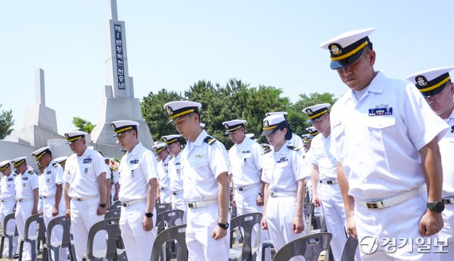 15일 평택시 해군 제2함대사령부 제1연평해전 전승기념비에서 열린 '제1연평해전 승전 27주년 기념식'에서 해군 장병들이 순국 선열과 호국영령에 넋을 기리고 있다. 홍기웅기자.