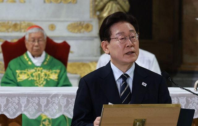 이재명 대통령이 14일(현지시간) 이탈리아 로마 성 바오로 대성전에서 유흥식 추기경 집전으로 열린 '평화와 연대를 위한 특별 미사'에서 기념연설을 하고 있다. 연합뉴스