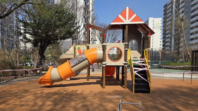 어린이 놀이시설과 바닥재를 교체한 소망어린이공원 전경. 광명시 제공