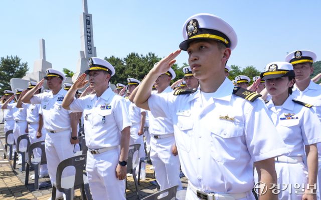 15일 평택시 해군 제2함대사령부 제1연평해전 전승기념비에서 열린 '제1연평해전 승전 27주년 기념식'에서 해군 장병들이 국기에 경례를 하고 있다. 홍기웅기자