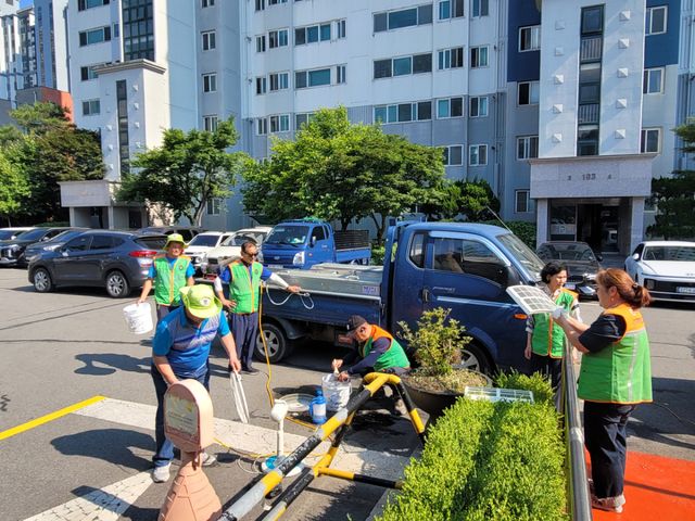 남양주시 퇴계원읍은 12일 자율방재단과 함께 무더위쉼터 경로당 점검 및 냉방기 청소에 나섰다. 남양주시 제공