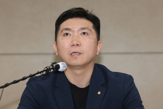 6·3지방선거 투표용지 부족 사태로 촉발된 잠실 개표소 봉쇄 시위가 11일째 이어진 15일 서울 송파구 서울올림픽파크텔에서 열린 대한체육회 및 올림픽공원 핸드볼경기장 입주 경기단체 기자회견에서 유승민 대한체육회장이 발언하고 있다.연합뉴스