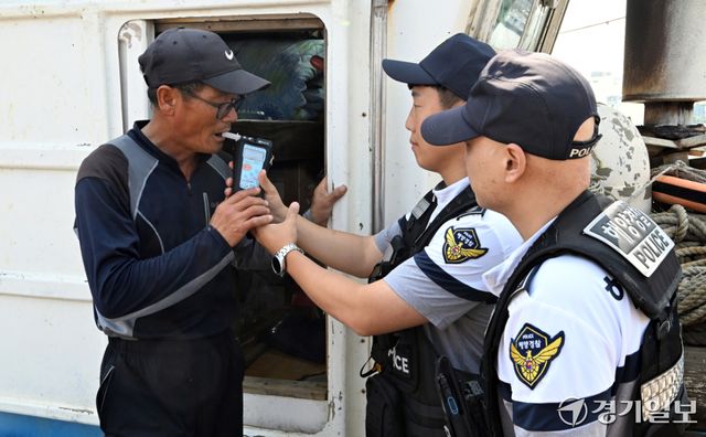 15일 인천 중구 인천항 연안부두에서 인항파출소 해양경찰이 조업을 나가는 어선에서 음주운항 단속을 하고 있다. 해양경찰청은 다가오는 여름 휴가철을 맞아 바다 위 안전을 위협하는 음주운항 근절을 위해 오는 8월까지 어선·낚시어선·유·도선 및 수상레저기구를 포함한 전 선박을 대상으로 특별단속을 실시한다.조병석기자