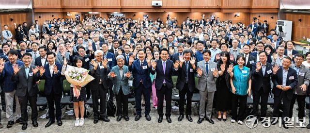 민선6기 경기도교육감직 인수위원회 출범식이 열린 15일 오전 경기아트센터에서 안민석 경기도교육감 당선인, 김상곤 인수위원장 등 참석자들이 기념촬영을 하고 있다.