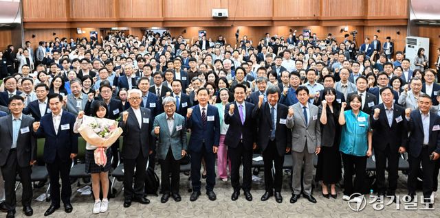 민선6기 경기도교육감직 인수위원회 출범식이 열린 15일 오전 경기아트센터에서 안민석 경기도교육감 당선인, 김상곤 인수위원장 등 참석자들이 기념촬영을 하고 있다.