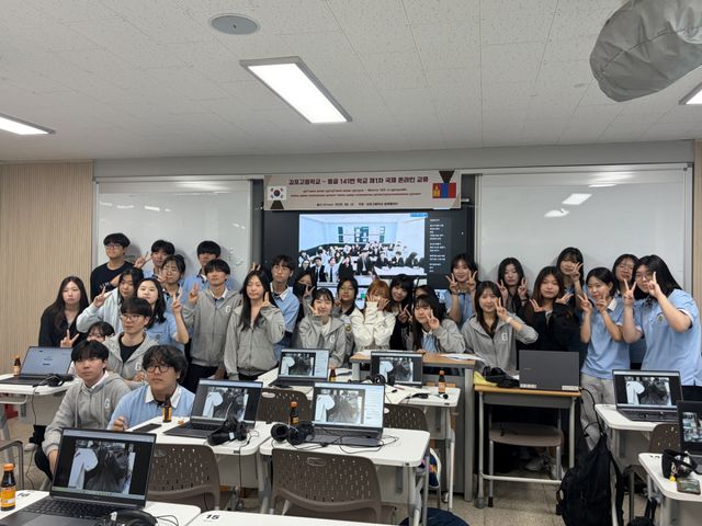 온라인 국제교류 폐회선언 후 김포고 학생들이 단체 기념사진 촬영하고 있다. 김포교육지원청 제공