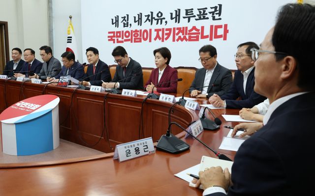 국민의힘 장동혁 대표가 15일 국회에서 열린 최고위원회의에서 발언하고 있다. 연합뉴스