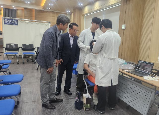 이천 모가농협이 왕진버스 사업으로 농촌 어른신들에게 한방치료 등을 제공하고 있는 가운데 김경제 농협이천시지부장과 황순철 모가농협조합장 등이 이들을 격려하고 있다. 모가농협 제공.