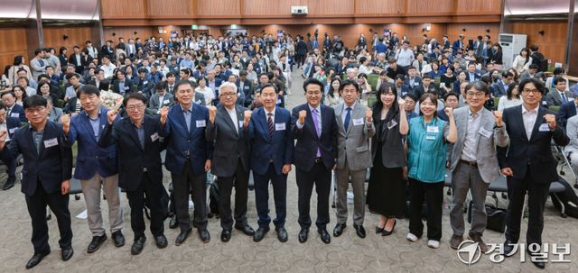 민선6기 경기도교육감직 인수위원회 출범식이 열린 15일 오전 경기아트센터에서 안민석 경기도교육감 당선인, 김상곤 인수위원장 등 참석자들이 기념촬영을 하고 있다.
