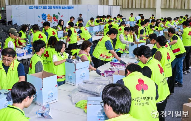 15일 오후 경기도인재개발원 실내체육관에서 열린 사랑의열매 연중 모금 캠페인 '2026 희망여름 착!착!착! 나눔캠페인' 출범식에서 봉사단원들이 여름나기 키트를 제작하고 있다.