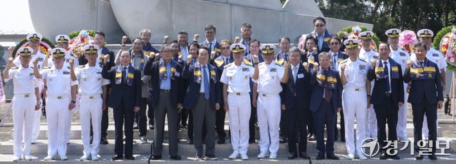 15일 평택시 해군 제2함대사령부 제1연평해전 전승기념비에서 열린 '제1연평해전 승전 27주년 기념식'에서 해군 2함대사령관 이재섭 소장과 서영길 제1연평해전 작전사령관 등이 기념촬영을 하고 있다. 홍기웅기자