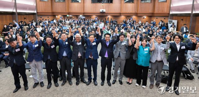민선6기 경기도교육감직 인수위원회 출범식이 열린 15일 오전 경기아트센터에서 안민석 경기도교육감 당선인, 김상곤 인수위원장 등 참석자들이 기념촬영을 하고 있다.
