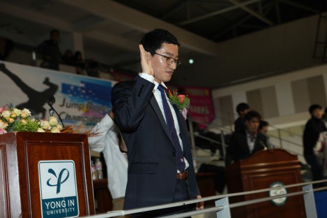 남중진 한국음악줄넘기협회장이 지난 대회에서 선서를 하고 있다. 한국음악줄넘기협회 제공