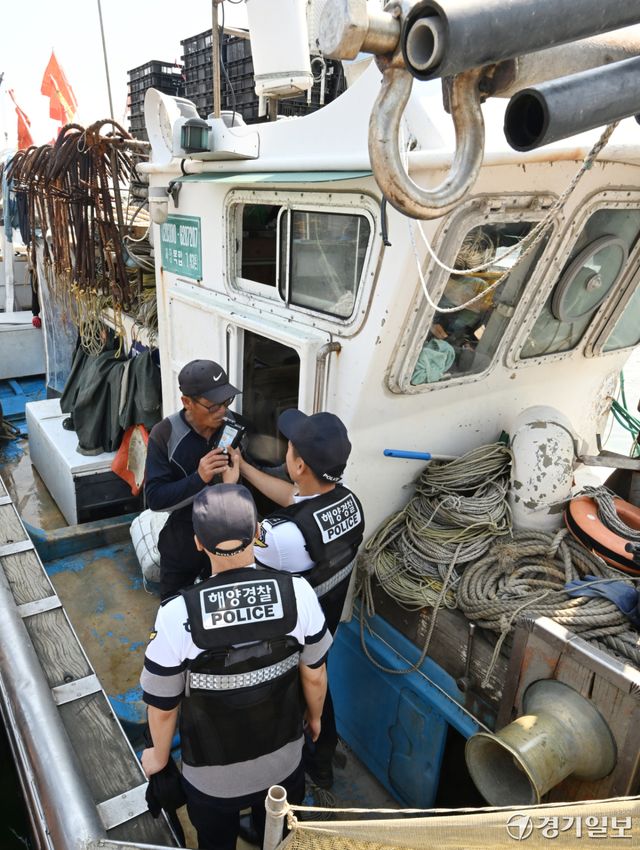 15일 인천 중구 인천항 연안부두에서 인항파출소 해양경찰이 조업을 나가는 어선에서 음주운항 단속을 하고 있다. 해양경찰청은 다가오는 여름 휴가철을 맞아 바다 위 안전을 위협하는 음주운항 근절을 위해 오는 8월까지 어선·낚시어선·유·도선 및 수상레저기구를 포함한 전 선박을 대상으로 특별단속을 실시한다.조병석기자