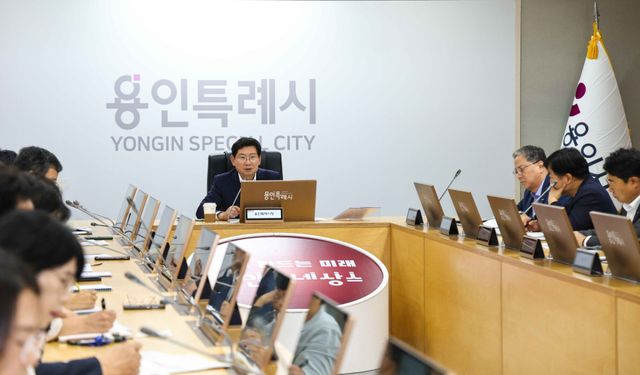 이상일 용인특례시장이 15일 시청 영상회의실에서 간부회의를 열고 용인르네상스 2.0 추진기획단이 로드맵을 잘 만들어줄 것을 주문하고 있다. 용인시 제공