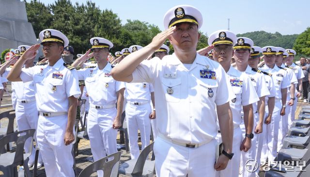 15일 평택시 해군 제2함대사령부 제1연평해전 전승기념비에서 열린 '제1연평해전 승전 27주년 기념식'에서 해군 장병들이 국기에 경례를 하고 있다. 홍기웅기자