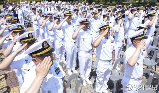15일 평택시 해군 제2함대사령부 제1연평해전 전승기념비에서 열린 '제1연평해전 승전 27주년 기념식'에서 해군 장병들이 국기에 경례를 하고 있다. 홍기웅기자