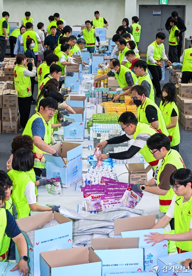 15일 오후 경기도인재개발원 실내체육관에서 열린 사랑의열매 연중 모금 캠페인 '2026 희망여름 착!착!착! 나눔캠페인' 출범식에서 봉사단원들이 여름나기 키트를 제작하고 있다.