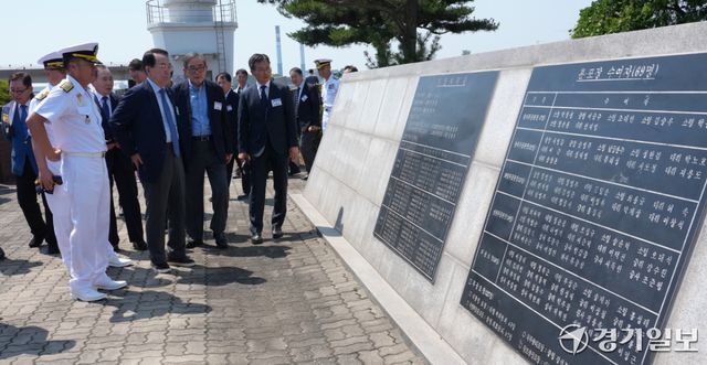 15일 평택시 해군 제2함대사령부 제1연평해전 전승기념비에서 열린 '제1연평해전 승전 27주년 기념식'에서 해군 2함대사령관 이재섭 소장과 서영길 제1연평해전 작전사령관 등이 기념비를 둘러보고 있다. 홍기웅기자