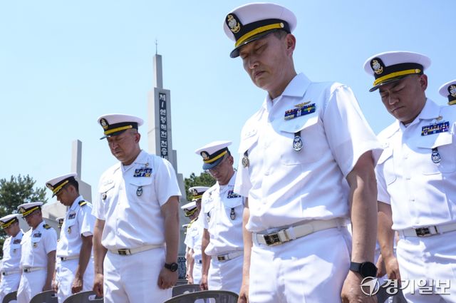 15일 평택시 해군 제2함대사령부 제1연평해전 전승기념비에서 열린 '제1연평해전 승전 27주년 기념식'에서 해군 장병들이 순국 선열과 호국영령에 넋을 기리고 있다. 홍기웅기자.